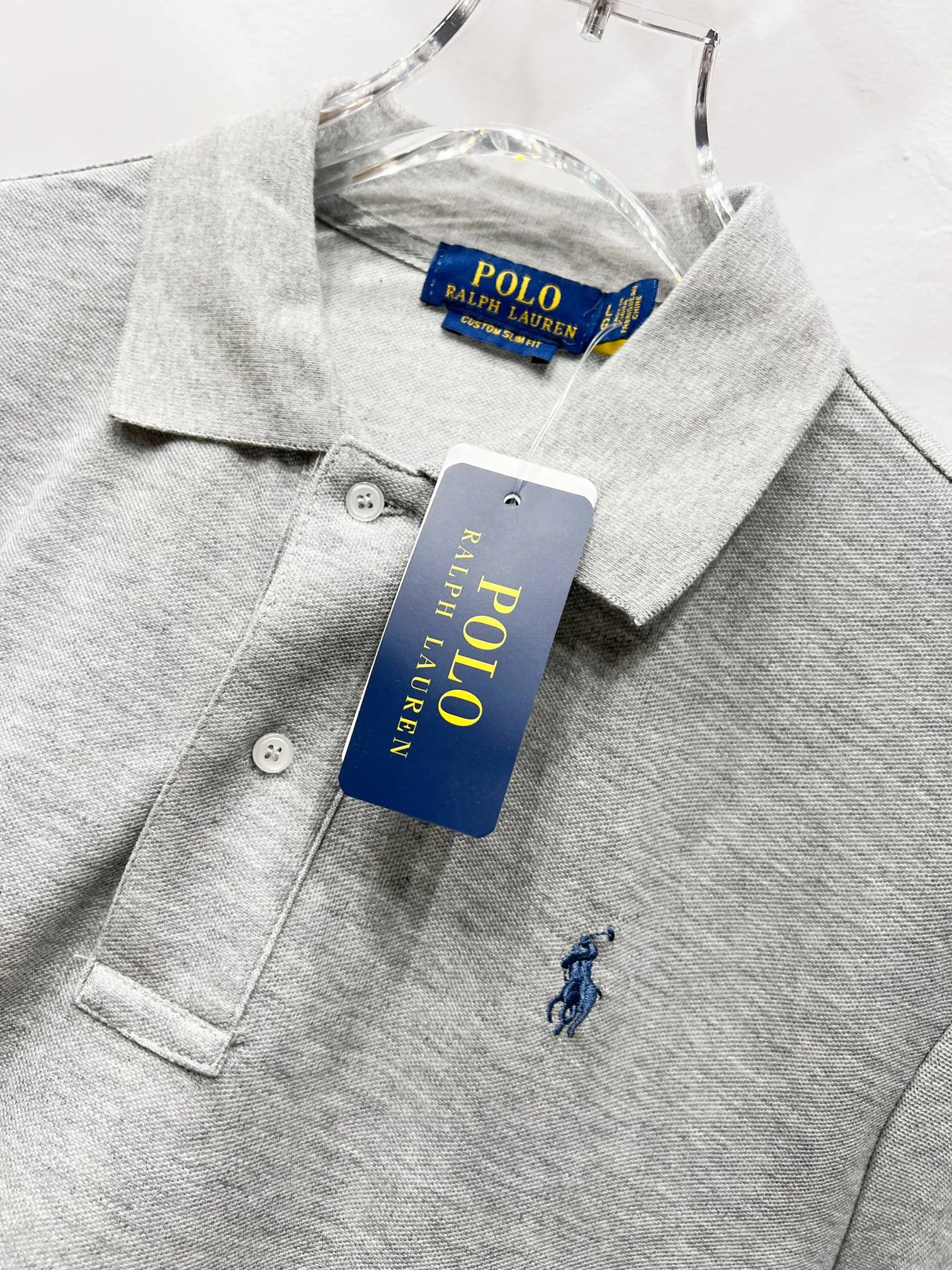 P140 Ralph Lauren Ralph Lauren two-button classic pony embroidered polo shirt short-sleeved T-shirt men's polo This Polo shirt is a timeless "elegant man" in the wardrobe. The dark blue background + classic equestrian embroidery, Ralph Lauren's classic DNA will make your heart beat at a glance! The lapel design has a sense of elegance, and the two white buttons are perfect details. It is refreshing when worn alone, and it is also very elegant when paired with a suit. Color: Gray Size: M-XXL